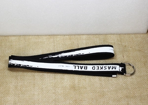 Détail d'une ceinture en toile de nylon tressée avec boucle en D en métal et texte
