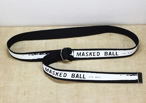 Détail de la ceinture en toile noir et blanc avec lettrage et boucle double anneau en métal