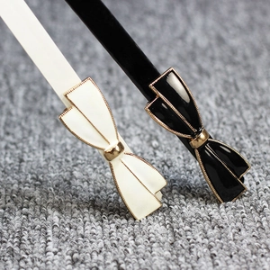Ensemble élégant de deux barrettes à nœud en noir et blanc crème avec bords dorés