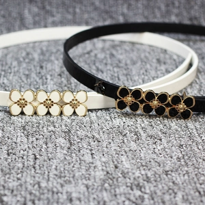 Ceinture fine pour femme avec boucle décorative à trois fleurs en métal doré et cuir mat