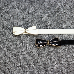 Ceinture fine en cuir verni pour femme avec boucle élégante en forme de nœud, noir et blanc