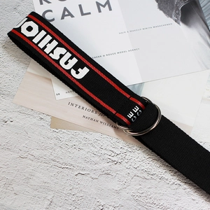 Ceinture noire en toile de nylon avec accents rouges et boucle double anneau élégante