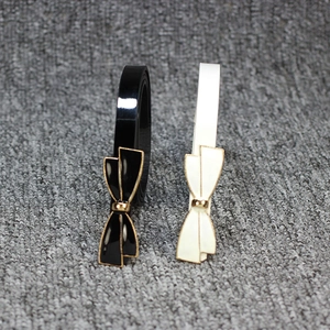 Ceintures fines en cuir verni noir et blanc avec boucle noeud dorée pour robes