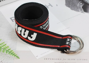 Détail de la ceinture en toile de nylon noire avec imprimé Fashion Choice et double boucle en D