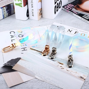 Cinture sottili trasparenti olografiche per donna con fibbie metalliche su rivista