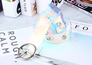 Ceinture laser transparente irisée avec boucle ronde argentée sur fond de magazine mode