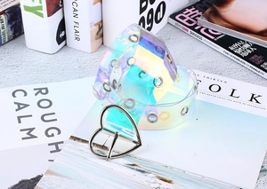 Ceinture laser irisée avec boucle en forme de cœur et œillets sur des magazines de mode