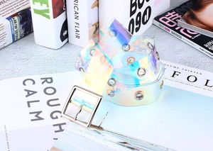 Détail d'une ceinture holographique laser avec boucle carrée et œillets argentés
