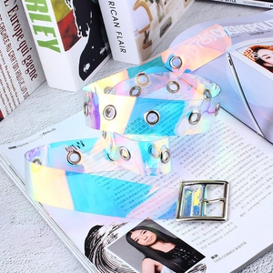 Ceinture laser en PVC avec boucle carrée et œillets en métal sur un magazine de mode