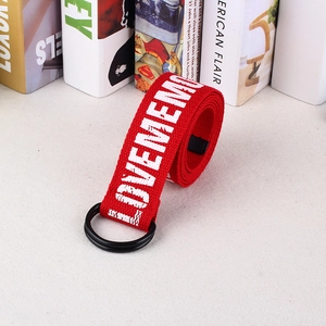 Détail de la ceinture en toile rouge avec boucle double D et imprimé blanc LOVEMEMO