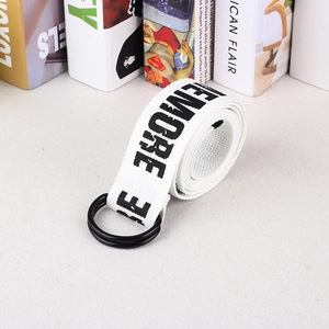Détail de ceinture en toile blanche avec texte BE MORE et boucle à double anneau en D