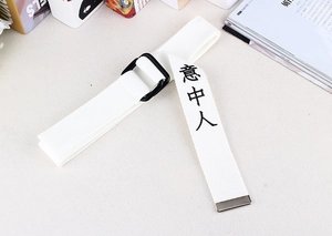 Détail d'une ceinture en toile blanche avec boucle double anneau et texte chinois noir