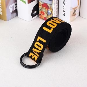 Détail d'une ceinture en toile avec imprimé LOVE jaune et boucle à double anneau en D noir