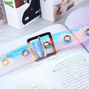 Gros plan sur la ceinture holographique en PVC avec boucle carrée et œillets en métal
