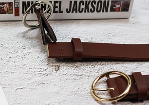 Détail des boucles rondes amovibles en métal doré et argenté pour ceinture en cuir