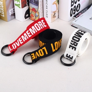 Trois ceintures en toile rouge, noire, blanche avec boucle double D et texte Love More