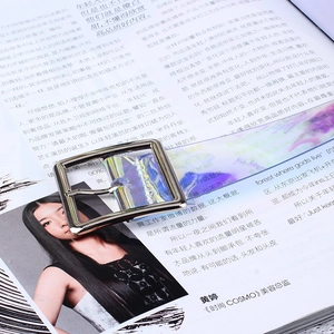 Détail d'une boucle de ceinture carrée en métal argenté avec insert holographique laser