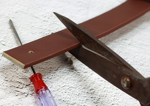 Détail de la texture d'une ceinture en cuir marron avec des outils de bricolage