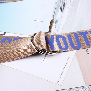 Détail de la ceinture en nylon tressé avec boucle en D argentée et imprimé YOUTH bleu