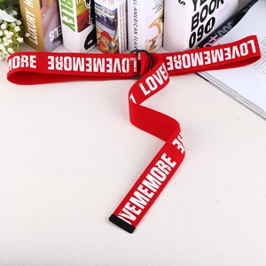 Ceinture en toile rouge avec lettres blanches et boucle à double anneau en D