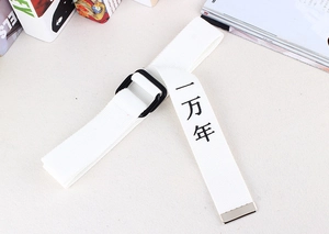 Détail d'une ceinture en toile blanche avec boucles en D noires et texte chinois