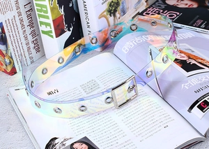 Détail de la ceinture holographique en PVC laser avec boucle carrée et œillets en métal