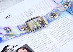Vue détaillée de la ceinture laser transparente holographique avec boucle carrée argentée