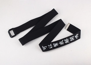 Détail d'une ceinture en toile noire avec boucle à double anneau en D et texte chinois