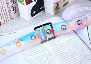 Détail d'une ceinture holographique transparente avec boucle carrée et œillets en métal