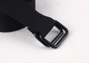 Détail de la ceinture en toile noire avec une boucle double anneau en D robuste