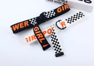 Détail des ceintures en toile avec boucles double D et imprimés damier power girl stylés