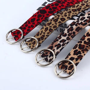 Lot de quatre ceintures léopard pour femmes avec boucles métalliques rondes classiques