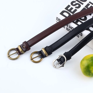 Set di cinture sottili in pelle vintage con fibbie rotonde dorate e a cuore argentate