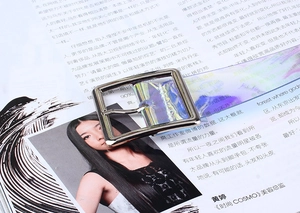 Détail d'une boucle de ceinture carrée argentée avec insert holographique laser