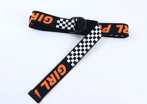 Détail d'une ceinture en toile street style avec lettres orange et boucle en D noire