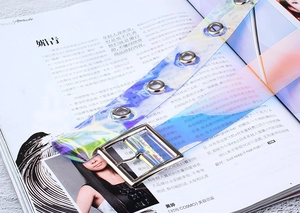 Détail d'une ceinture laser holographique transparente avec boucle carrée argentée