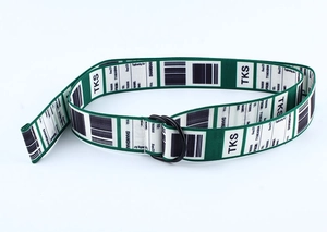 Détail de la ceinture en toile avec boucle en D, contraste vert et blanc et motif billet