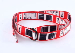 Détail de la ceinture en toile rouge et blanche avec imprimé code-barres et boucles en D