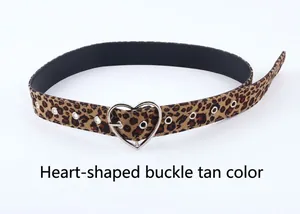 Détail de la ceinture léopard pour femme avec une boucle en métal argenté en forme de cœur