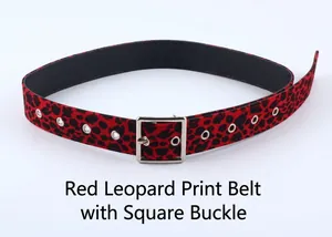 Gros plan détaillé sur la boucle carrée et la ceinture rouge à imprimé léopard chic