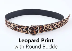 Détail de la ceinture léopard avec boucle ronde argentée et œillets sur cuir PU couleur abricot