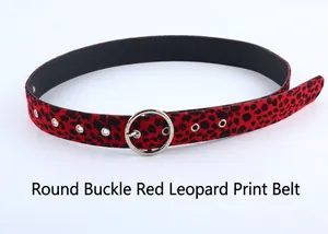 Détail de la ceinture léopard rouge avec boucle ronde argentée et œillets métalliques