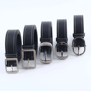 Lot de cinq ceintures en cuir noir avec surpiqûres contrastées et boucles argentées