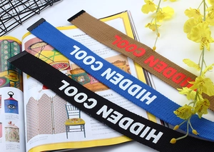 Détail des ceintures en toile de nylon avec imprimé Hidden Cool et boucle en métal