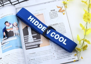 Détail de la ceinture en nylon bleu marine avec imprimé blanc et boucle à double anneau D