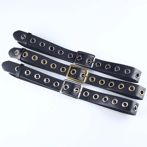 Ceintures en cuir PU avec œillets métalliques et boucles carrées en trois finitions de métal