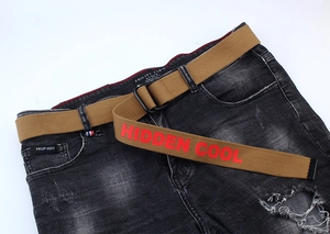 Vue détaillée ceinture en toile marron avec boucle double anneau D et texte rouge imprimé