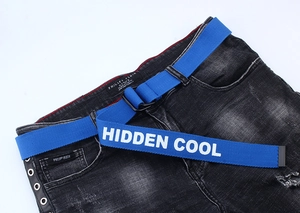 Détail d'une ceinture en toile bleue avec imprimé texte blanc et boucle à double anneau