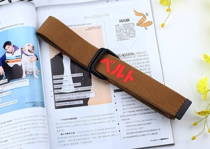 Ceinture en toile marron avec boucle double anneau D noir et imprimé graphique rouge