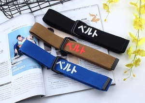 Détail de ceintures en toile de nylon durable en trois couleurs avec boucles en métal